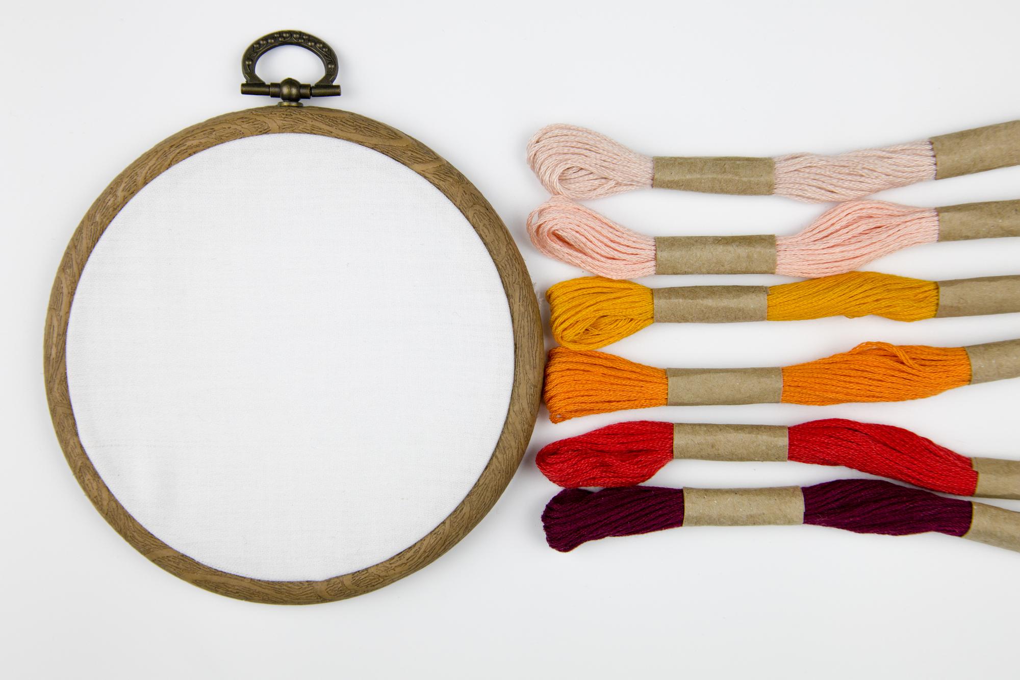 kit per corso di ricamo con cerchio e fili